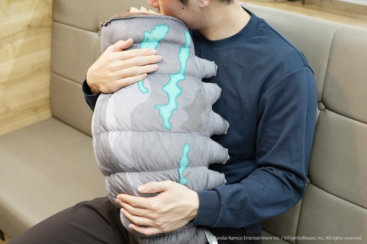 Meet_To_Market's tweet image. 📢新商品紹介！

ARMORED CORE VIミールワームぬいぐるみ（大）をピックアップ

ボディはデフォルメながら作中のシルエットを忠実に再現し、指先まで肉厚のある仕上がりです。

しっとりとした手触りの良い生地ともちもちの弾力性で、抱き枕としても最適です。…