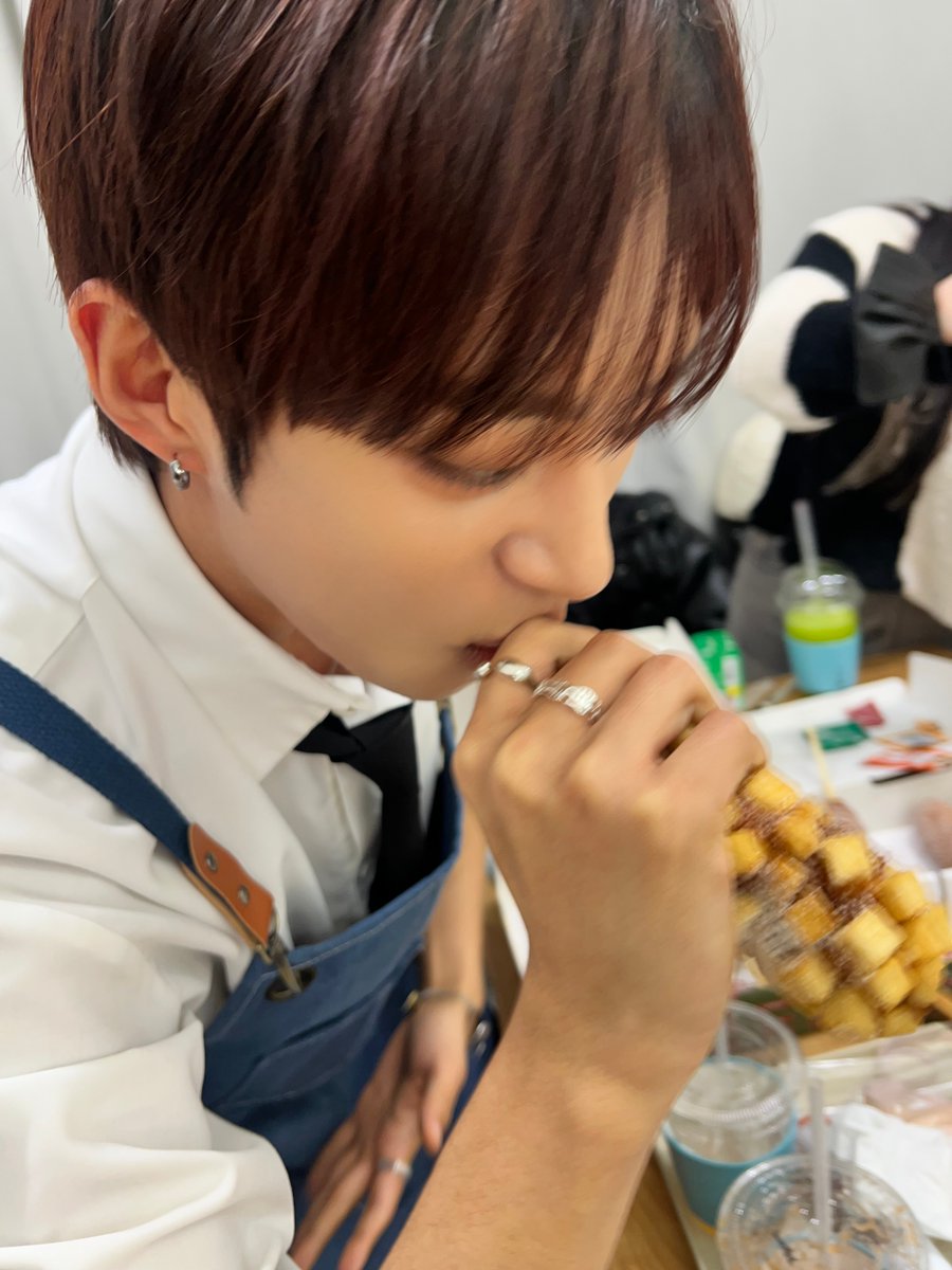 🐿D1의 오늘 운세🍀
"오늘 창민이 형의 구레나룻을 잡아당기면 7배의 행복한 생일을 보내시게 될 겁니다. 명심하십시오"

- 행복지수 : 10000%
- 행운의 아이템 : 창민이 형 구레나룻
- Today's 미션 : 창민이 형 구레나룻 잡아당기기
- 오늘의 덕담 : 동일이 형 생일 정말 축하드리구요
생일이신 만큼