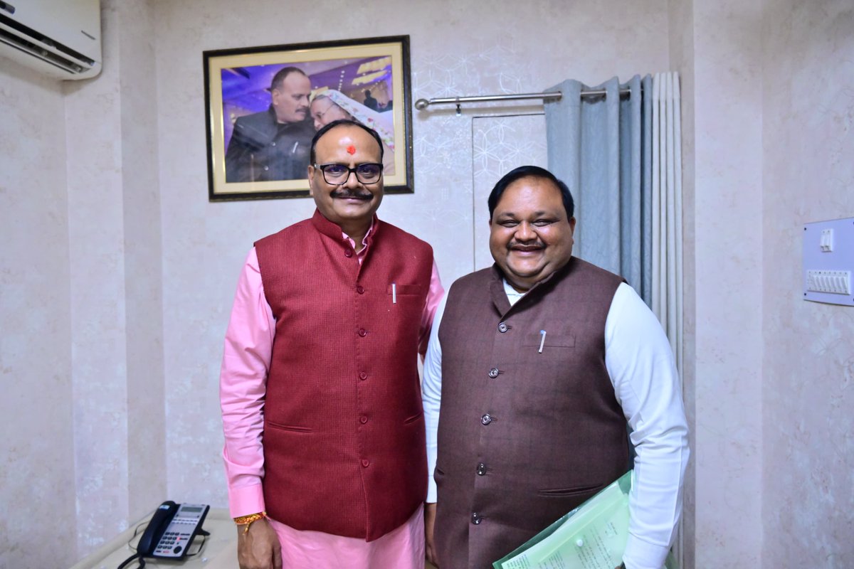 brajeshpathakup's tweet photo. आज विधानसभा स्थित अपने कार्यालय कक्ष में जनपद शाहजहांपुर के ददरौल विधानसभा क्षेत्र से मा० विधायक श्री अरविंद कुमार सिंह जी से भेंटकर कुशलक्षेम जाना एवं जनहित से जुड़े विभिन्न महत्वपूर्ण विषयों पर व्यापक चर्चा हुई।

@ArvindSingh0136 https://t.co/3twzh2JgCl