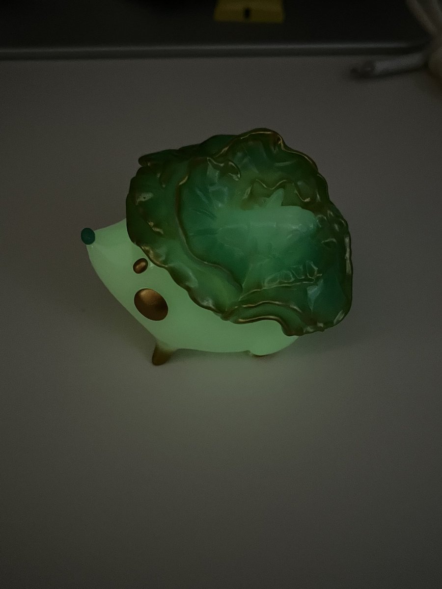 geuksesa's tweet image. 얘는 고궁박물관 기념품샵에서 겟했음
대표적인 유물이 옥으로 만든 배추잖음
그걸 고슴도치 캐릭터로 만듦
심지어 야광.
졸귀탱