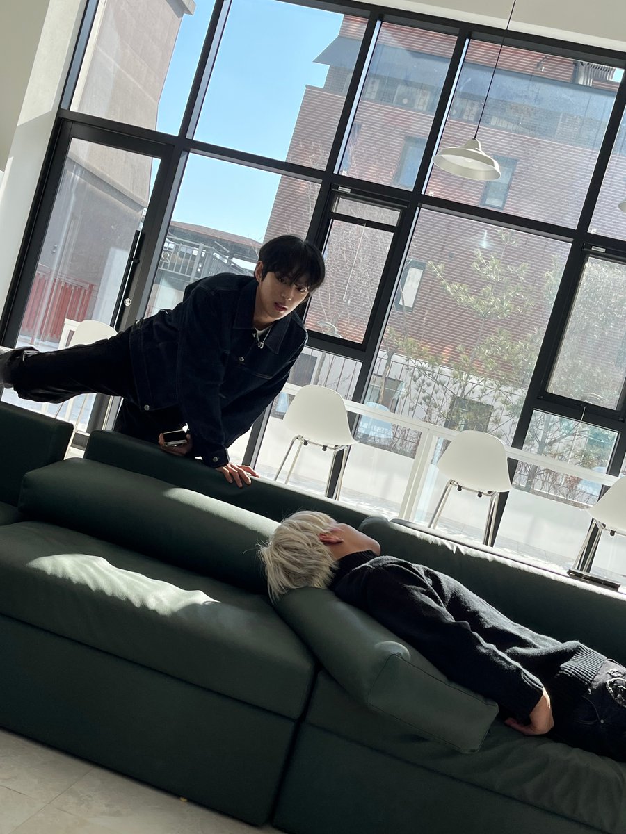 🐿D1의 오늘 운세🍀
"오늘은 먹어도 먹어도 남을 만큼 행복이 내려올 거라서 모든 행복을 드시면 됩니다"

- 행복지수 : 🍓🍓%
- 행운의 아이템 : 초코송이
- Today's 미션 : 버섯 먹기 (대신 초코송이로 봐드릴게여 ㅎㅎ)
- 오늘의 덕담 : 우리 형 생일 생일 축하해요❣️
오늘 하루 형의 날이니까