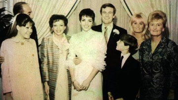iShowTunes's tweet photo. #RARE #LizaMinnelli/#PeterAllen #WeddingPhotos, 1967.
#JudyGarland #VincenteMinnelli @Lorna_Luft #JoeLuft https://t.co/5DXHsXs5MQ