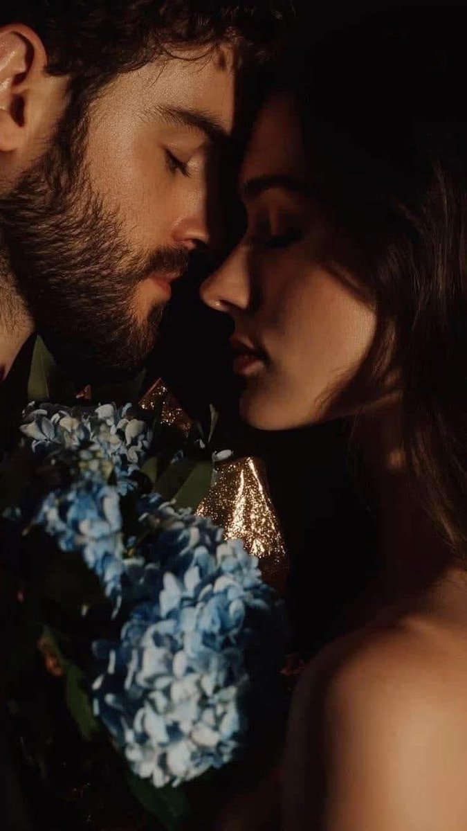 _KhAyAl_PArijAt's tweet image. एक उमर के बाद उस पर जँचती है 
बालों की चाँदीं भी 

हज़ारों चाँद की चाँदनी जैसे एक चेहरे
 में उतर आई !!

#बर्फ़ी🦋
#for_u