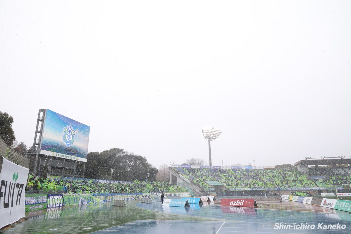 shonanbook's tweet photo. 土曜日の試合前、選手たちがイヤホンを外してバスを降りた理由。実はクラブによる新たな方針だそうです。テツさんは何を大切にしているのか、詳しく語ってくれました。文字起こしを進めます… https://t.co/2hDnwmDIRz