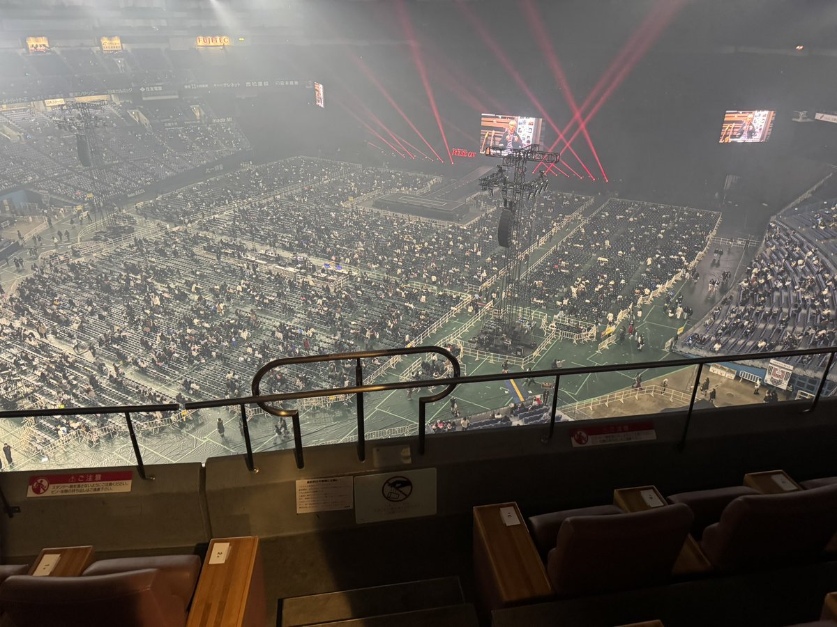 jisahi__'s tweet photo. 와 진짜신기하다 이런 좌석이있는줄도 몰랐음 호텔처럼되어있고 베란다같은 문을 열고 나가면 공연을 볼수있음 이게뭐지 https://t.co/7ar8ZaNZYH