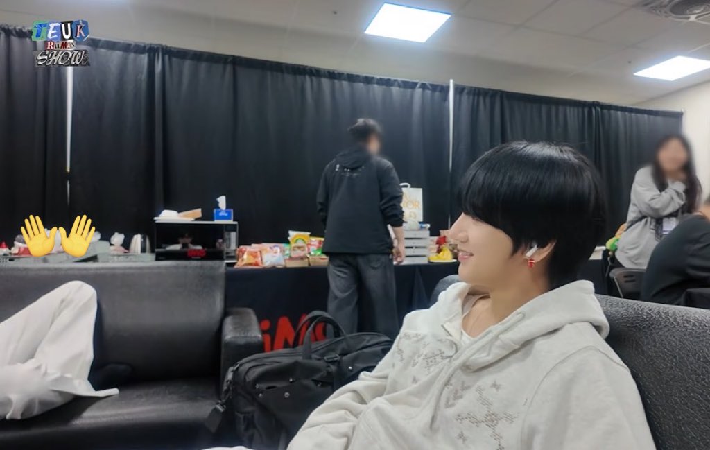 คยูหลับนอกจากจะติดอยู่ใน vlog ของพี่ทึกแล้วยังโดนพี่เยซองถ่ายภาพนิ่งเก็บไว้เป็นหลักฐานอีก ว่าแต่พี่เยซองไม่คิดจะแบ่งปันรูปกันบ้างเหรอ 🙂‍↔️