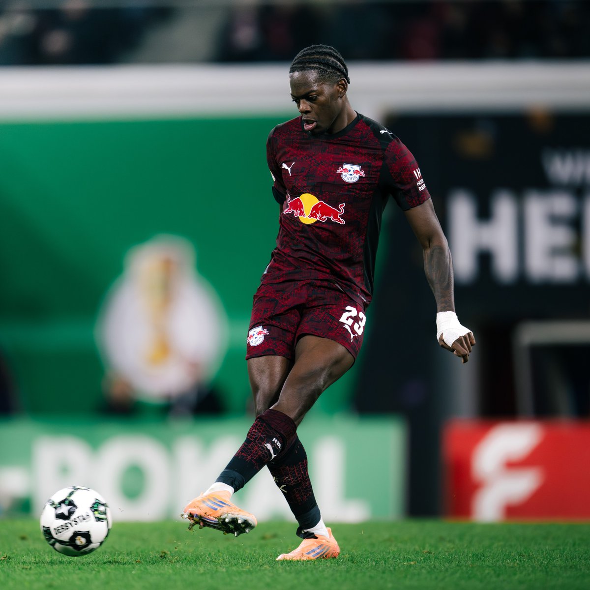 RBLeipzig's tweet photo. +++ Personal-Update vor #FCBRBL +++
#CastelloJR ist weiterhin fraglich – er hat gestern mit der Mannschaft trainiert, eine Entscheidung fällt jedoch kurzfristig.
Assan #Ouédraogo und Suleman #Sani stehen nicht zur Verfügung.
#DFBPokal https://t.co/osQEB7jxh9