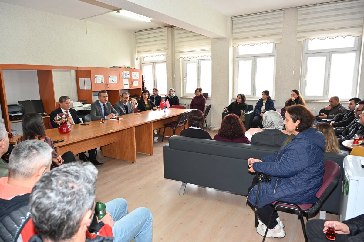 İl Millî Eğitim Müdürümüz Emre Çalışkan, Merkezefendi Şehitler Ortaokulunu ziyaret etti.

Ziyaret kapsamında sınıflarda öğrencilerle bir araya gelen İl Millî Eğitim Müdürümüz Emre Çalışkan, derslere eşlik ederek öğrencilerle gelecek hedefleri üzerine sohbet etti.

Eğitimin