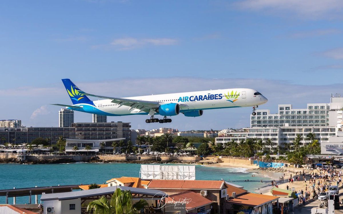 airplusnews's tweet image. 🔴 Air Caraïbes a posé pour la toute première fois un Airbus A350-1000 à l'aéroport Juliana de Saint-Martin.

L'appareil, en provenance de Paris-Orly a remplacé l'A330-300 habituellement utilisé sur ce vol.

Le vol retour a dû faire une escale à Pointe-à-Pitre.