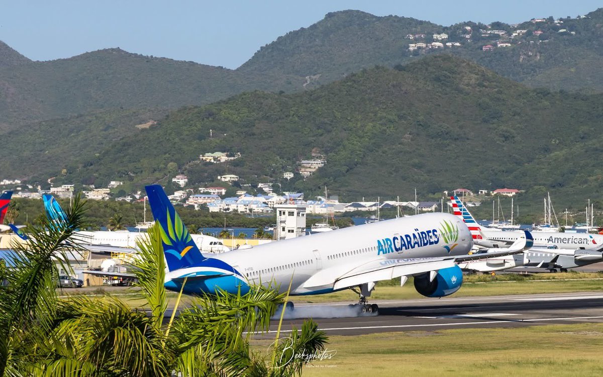 airplusnews's tweet image. 🔴 Air Caraïbes a posé pour la toute première fois un Airbus A350-1000 à l'aéroport Juliana de Saint-Martin.

L'appareil, en provenance de Paris-Orly a remplacé l'A330-300 habituellement utilisé sur ce vol.

Le vol retour a dû faire une escale à Pointe-à-Pitre.