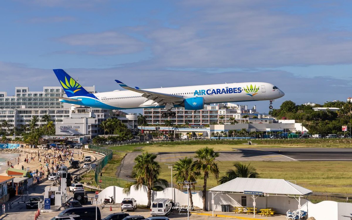airplusnews's tweet image. 🔴 Air Caraïbes a posé pour la toute première fois un Airbus A350-1000 à l'aéroport Juliana de Saint-Martin.

L'appareil, en provenance de Paris-Orly a remplacé l'A330-300 habituellement utilisé sur ce vol.

Le vol retour a dû faire une escale à Pointe-à-Pitre.