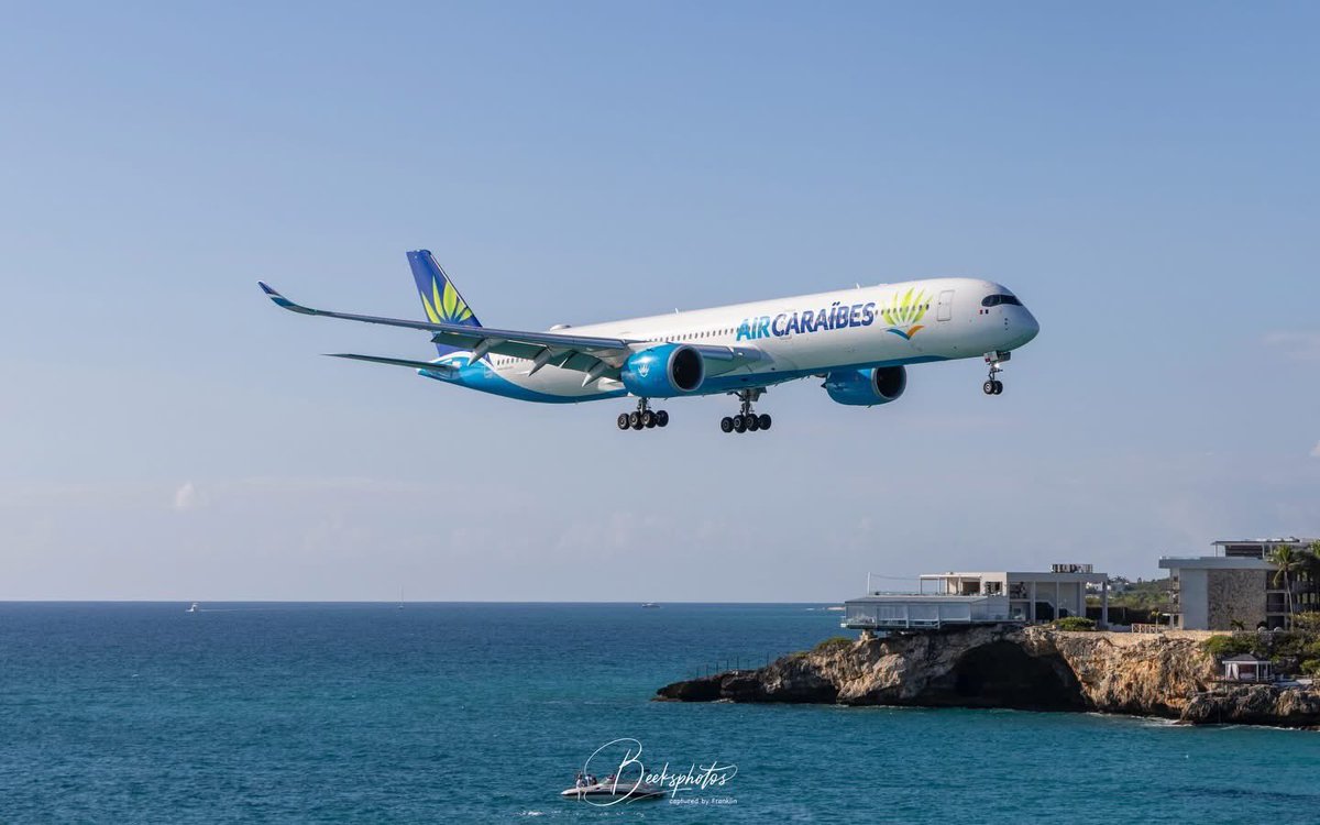 airplusnews's tweet image. 🔴 Air Caraïbes a posé pour la toute première fois un Airbus A350-1000 à l'aéroport Juliana de Saint-Martin.

L'appareil, en provenance de Paris-Orly a remplacé l'A330-300 habituellement utilisé sur ce vol.

Le vol retour a dû faire une escale à Pointe-à-Pitre.
