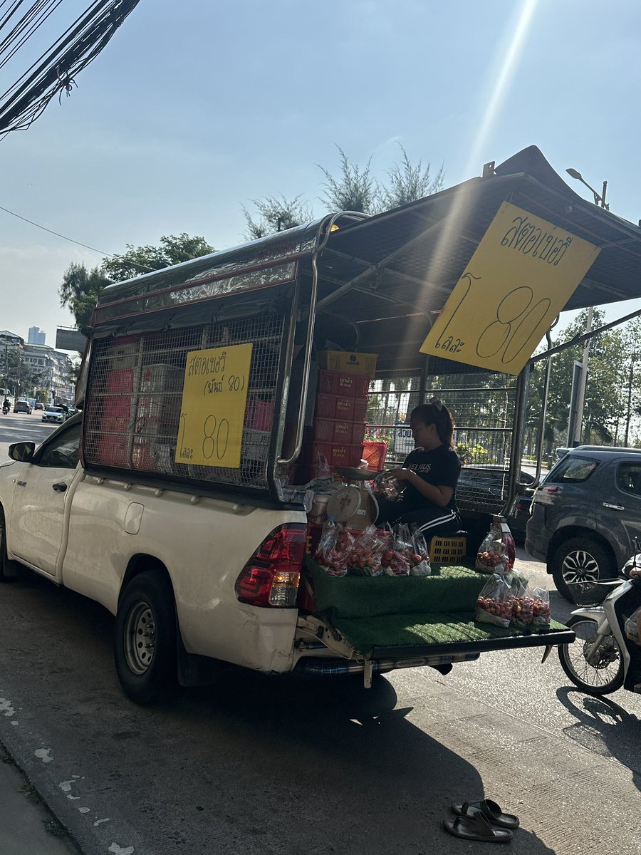 uchdesu's tweet photo. 珍しく苺🍓売りの車が居たので買ってみた。硬くて酸っぱいかな？と期待してなかったけど甘くておいしい❗️
追加購入。スタッフのお土産に😊 https://t.co/K2pxBrvifl