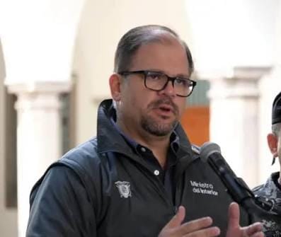 ElDatoEcua's tweet image. #Urgente “Escóndanse en los huecos que quieran: los vamos a encontrar, capturar y llevar ante la justicia”

“Leonardo Cortázar será trasladado a la cárcel de El Encuentro para que pague por todo el perjuicio que causó al Estado ecuatoriano”, manifestó el Ministro del Interior…