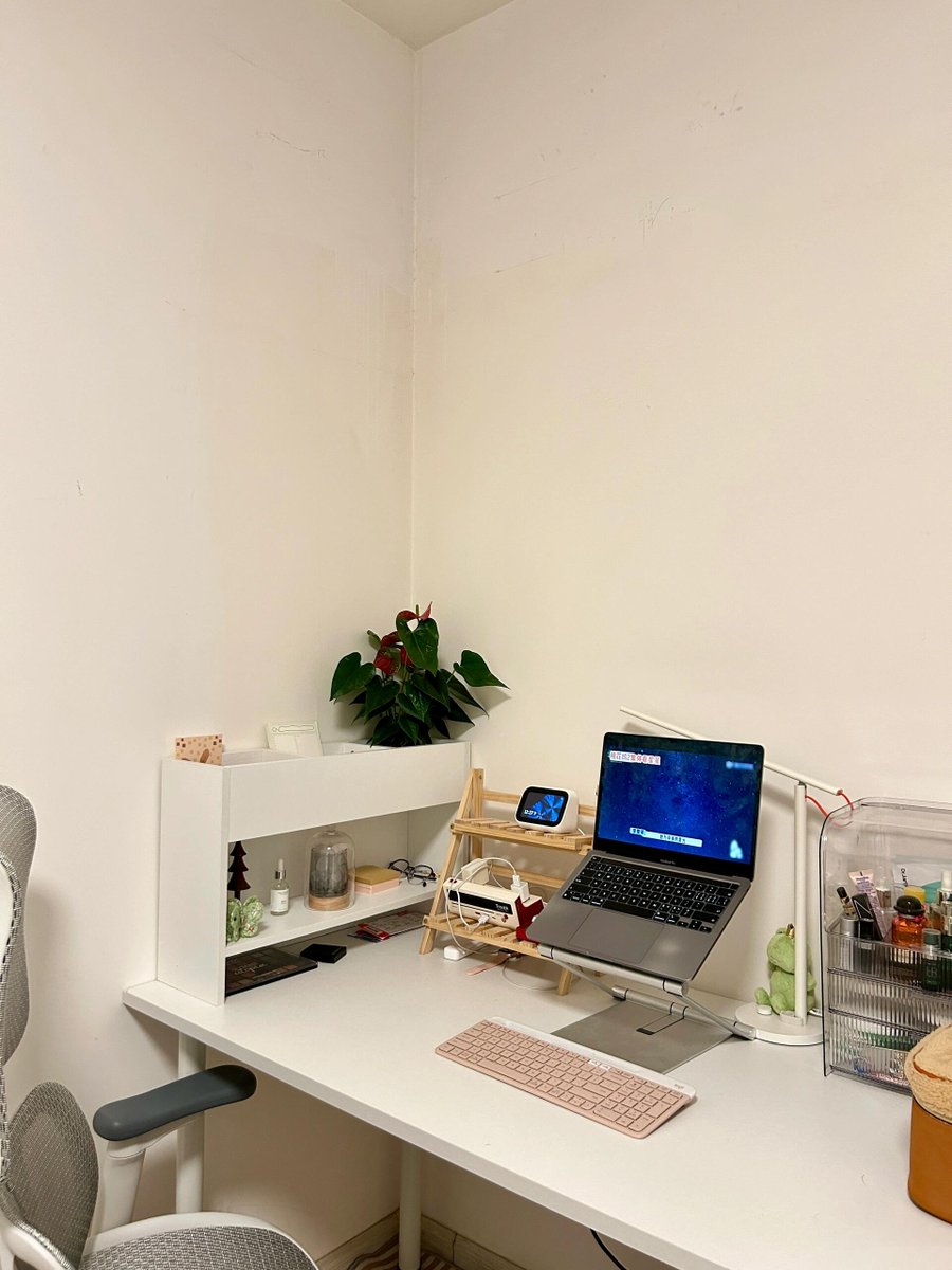 seth_pog's tweet image. "Sorting old items Don’t let clutter win!  Turn ‘I’ll keep it just in case’ into ‘This brings joy (or it’s gone)!’ Start small—one drawer, one shelf, one fresh start. #DeclutterWithJoy"