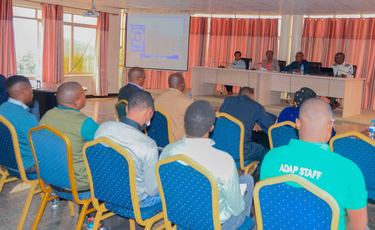 GatsiboDistrict's tweet photo. Uyu munsi, Umuyobozi w'Akarere @RichardGasana  yakiriye  itsinda ry’Abadepite bagize Komisiyo y’Ubutaka, Ubuhinzi, Ubworozi n’Ibidukikije
@RwandaParliamnt  basuye Akarere mu rwego rwo gukurikirana ishyirwa mu bikorwa rya Politiki y’Igihugu y’Ibidukikije n’Ihindagurika ry’Ibihe. https://t.co/TLsQu4d7xu