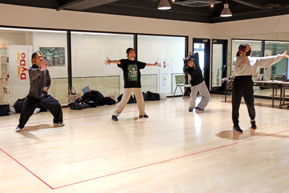 TVA_News's tweet photo. #ダンス学科 & #パフォーミングアーツ学科 キャリアビジョン💡
 
キャラクターショーのスーツアクター、ダンサー、MCとして、様々な現場にパフォーマー派遣をしている、有限会社ジョイント企画様にご来校いただき、特別授業を実施！💪🏻

アクションやキャラクターダンスなどの、実践を交えた講義をしていただき、卒業後の視野が広がりました￼👀
 
@tva_dance_ @TVA_actor  #tva #21世紀アカデメイア #東京ビジュアルアーツアカデミー