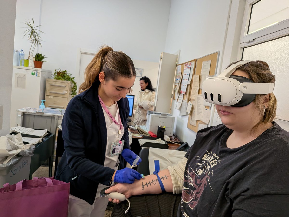 generalitat's tweet photo. 🏥 El Departament de Salut d'Elx implanta Realitat Virtual per a reduir l'ansietat durant les extraccions de sang

💉 La iniciativa s'ha posat en marxa per primera vegada en Atenció Primària

📍 Desplegament en les sis zones bàsiques de salut

🩸 i en el Servici d'Hematologia de l'hospital

🥽 La Realitat Virtual ⤵
🔹disminuïx l'ansietat
🔹facilita la col·laboració del pacient durant l'extracció
🔹reduïx situacions de tensió o moviments bruscos
🔹contribuïx a obtindre mostres de millor qualitat

🔬 Iniciativa avalada científicament

📌 @GVASanitat

🔗 https://t.co/hFT1W4UIsN