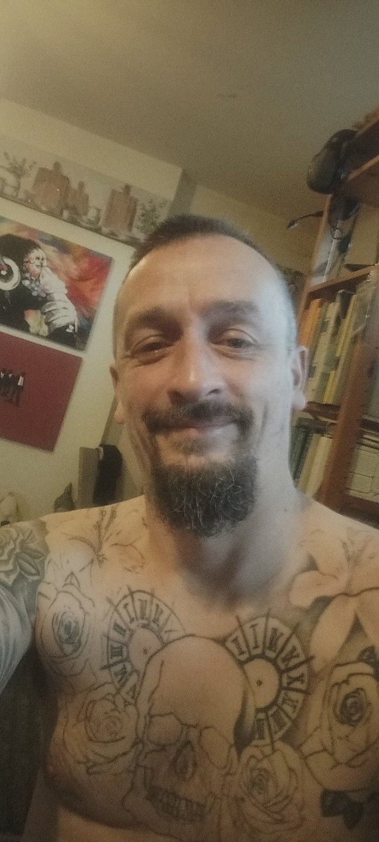 It's been a while since you lot got a good morning pic of my old mug.

Happy Tuesday you beautiful lot.

Have a good one 😊