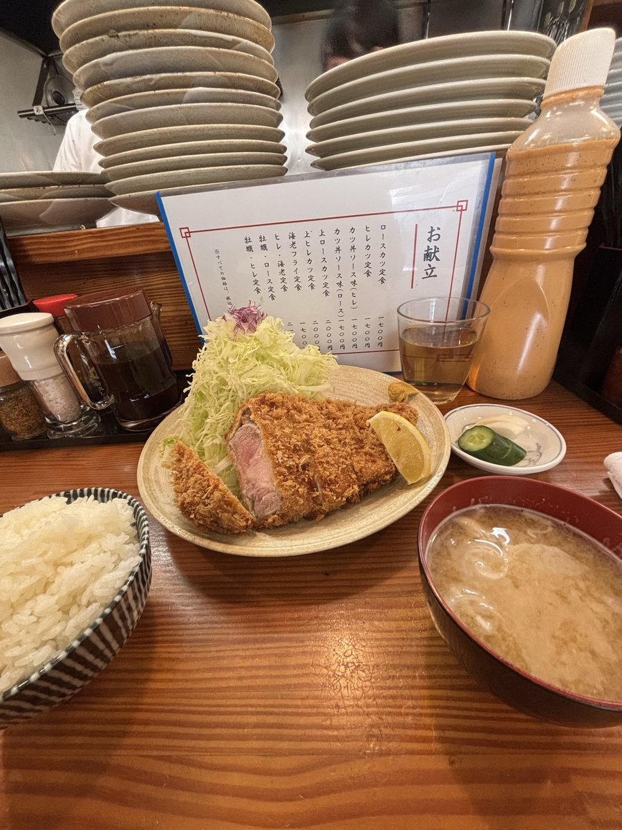 UnpeiH's tweet photo. とんかつ「逸業」へ、贅沢して上ロースとんか¥2,000-をいただきました。上ロースは、口に入れると豚肉が溶ける様に柔らかくて甘味が口いっぱいに広がる。美味しいとんかつは、塩で食べてもらいたいね。
最後にもう一度、美味いとんかつは、塩で食べるべし！
#とんかつ
#逸業
#とんかつは塩たべる https://t.co/n1kpB8xQfm