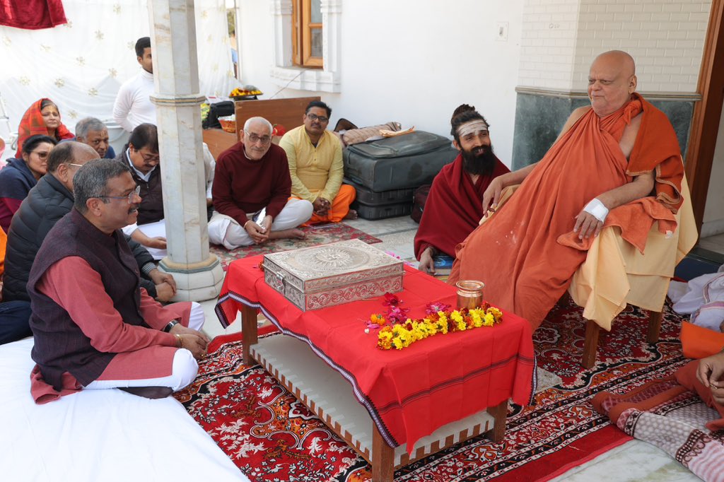 dpradhanbjp's tweet photo. आज श्री जगन्नाथ मंदिर, हौज ख़ास में पुरी गोवर्धन मठ के जगद्गुरु पूज्यपाद आदरणीय शंकराचार्य महाराज जी से भेंट करने और उनसे आशीर्वाद प्राप्त करने का सौभाग्य मिला।

उनका कुशल-क्षेम जाना और महाप्रभु श्री जगन्नाथ जी से उनके दीर्घायु जीवन की कामना की। परम पूज्य शंकराचार्य महाराज जी स्वस्थ रहें एवं उनका स्नेह, सान्निध्य और मार्गदर्शन ऐसे ही मिलता रहे। 

🙏🙏
