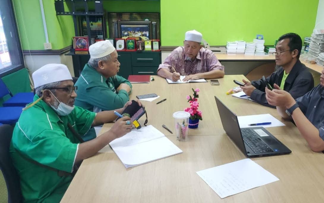 Pagi semalam saya telah mempengerusikan JK Pelaksana "Majlis Iftar Infaq Istiqamah". Majlis ini adalah utk memungut dana utk PAS Pusat. Ia akan berlangsung pada 3 Mac ini di Hotel Flamingo, Ampang. Tetamu khas adalah YB Dato' Sri Tuan Ibrahim Tuan Man, Timbalan Presiden PAS.
