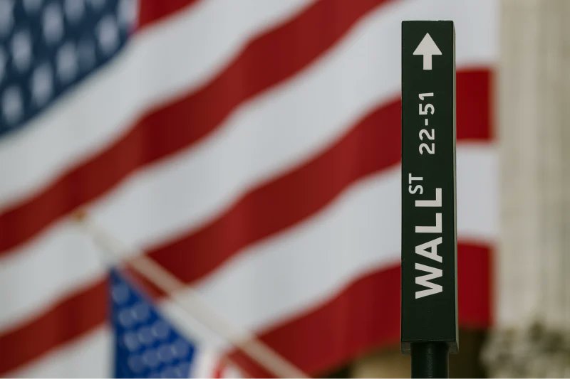 📊 Ecco cosa muove i mercati stamattina

🌍 Wall Street rimbalza
S&amp;P 500 +0,47% a 6.964,82, Nasdaq +0,90% a 23.238,67.
Tech +1,6% e software +2,9% dopo la svendita sull’IA.
Attesa su payroll e CPI USA → tassi Fed prezzati al primo taglio a giugno.

🇮🇹 Milano accelera
FTSE Mib