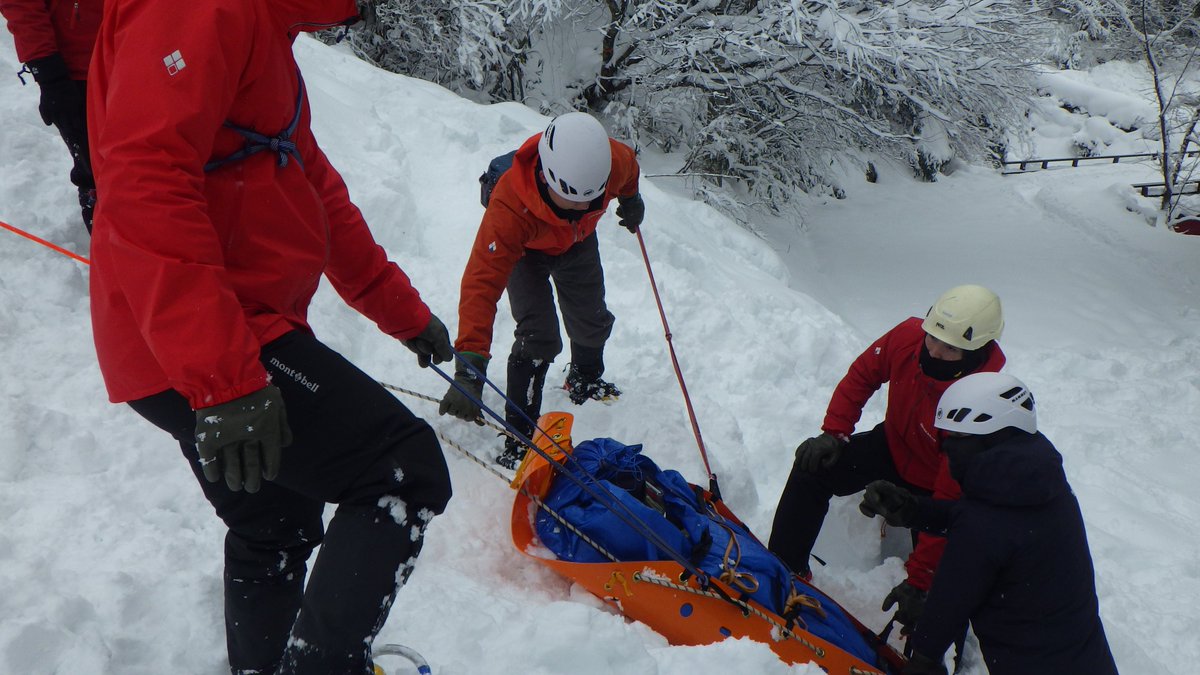 ni_police_koho's tweet image. 【航空隊の日常】
冬山救助訓練を実施しました。
悪天候の中での地上訓練により、遭難しやすいポイントや遭難者の心理を理解することができました。
現場での捜索・救助（Search and Rescue）に役立てます。
#航空隊 #冬山 #sar #police #mountain #rescue
