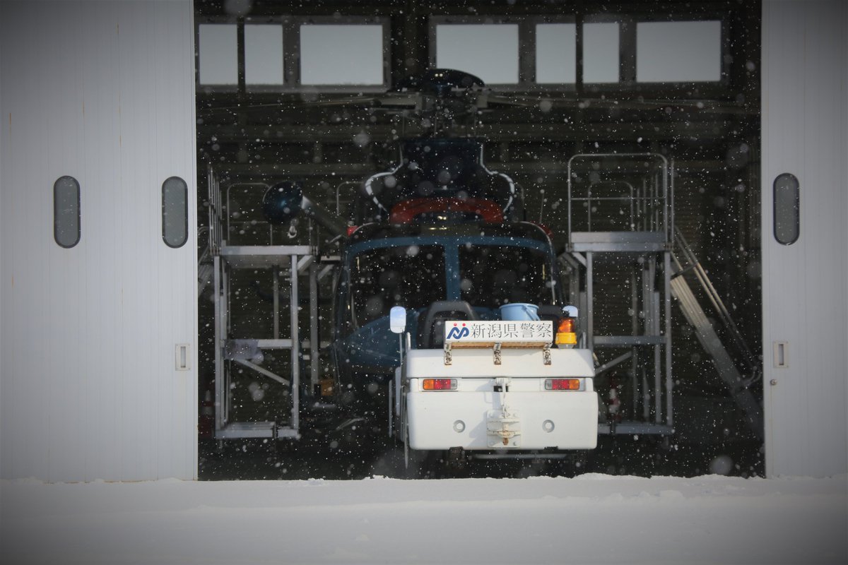 ni_police_koho's tweet image. 【航空隊の日常】
冬山救助訓練を実施しました。
悪天候の中での地上訓練により、遭難しやすいポイントや遭難者の心理を理解することができました。
現場での捜索・救助（Search and Rescue）に役立てます。
#航空隊 #冬山 #sar #police #mountain #rescue