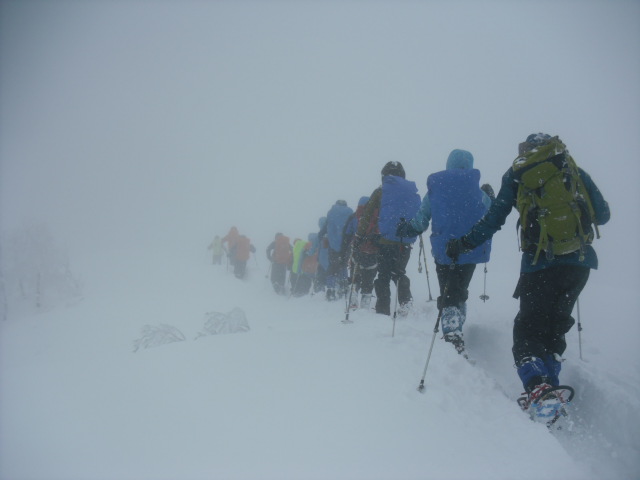 ni_police_koho's tweet image. 【航空隊の日常】
冬山救助訓練を実施しました。
悪天候の中での地上訓練により、遭難しやすいポイントや遭難者の心理を理解することができました。
現場での捜索・救助（Search and Rescue）に役立てます。
#航空隊 #冬山 #sar #police #mountain #rescue