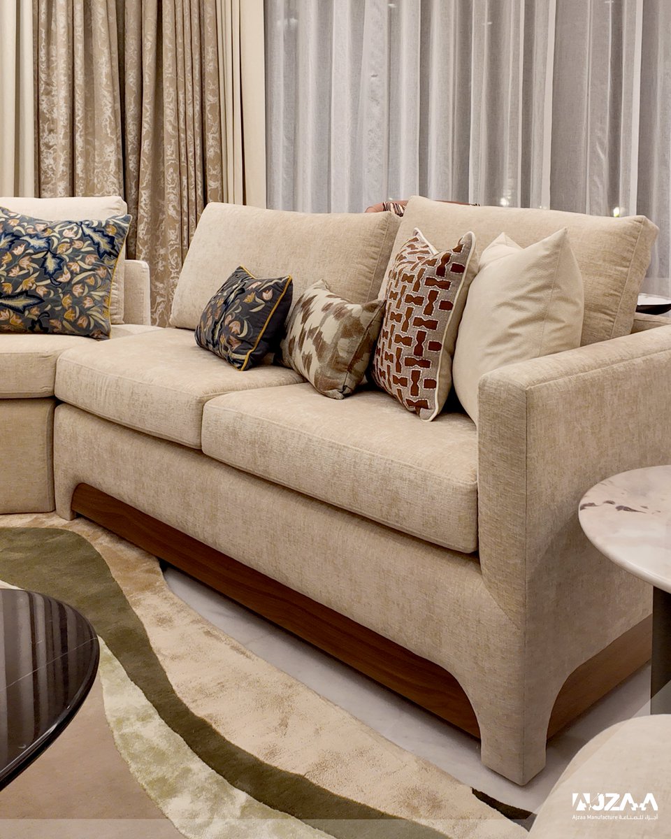 حين يكون الترابط جزءًا من الفكرة،
كنب متصل يصنع وحدة بصرية ويعزّز إحساس الدفء في المكان يناسب الصالة العائلية✨