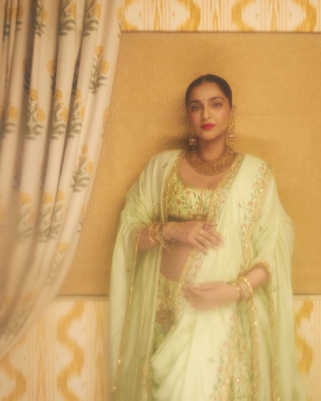 Onlinetadka's tweet image. Blur But Beautiful: सोनम कपूर ने शेयर की अपने बेबी शॉवर की अनसीन तस्वीरें, फ्लोरल लहंगे में खूबसूरती से फ्लॉन्ट किया बेबी बंप
#SonamKapoor #SonamKapoorAhuja #BabyShower #SecondPregnancy #AnandAhuja