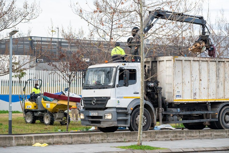 Arrels Fundació denuncia un "desallotjament encobert sense cap garantia ni alternativa habitacional". Des de l'entitat acusen l'Ajuntament de Barcelona d'estar destrossant les pertinences de les persones desallotjades directa.cat/lajuntament-de… Per <a href="/gemma_g_fabrega/">Gemma Garcia</a> i <a href="/Chichiflesky/">Joanna.</a>