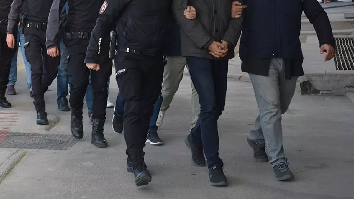 Ankara Cumhuriyet Başsavcılığı Terör Suçları Soruşturma Bürosu tarafından FETÖ/PDY silahlı terör örgütünün güncel finans yapılanmasına yönelik yürütülen soruşturma kapsamında, Ankara merkezli operasyonda 8 şüpheli gözaltına alındı.