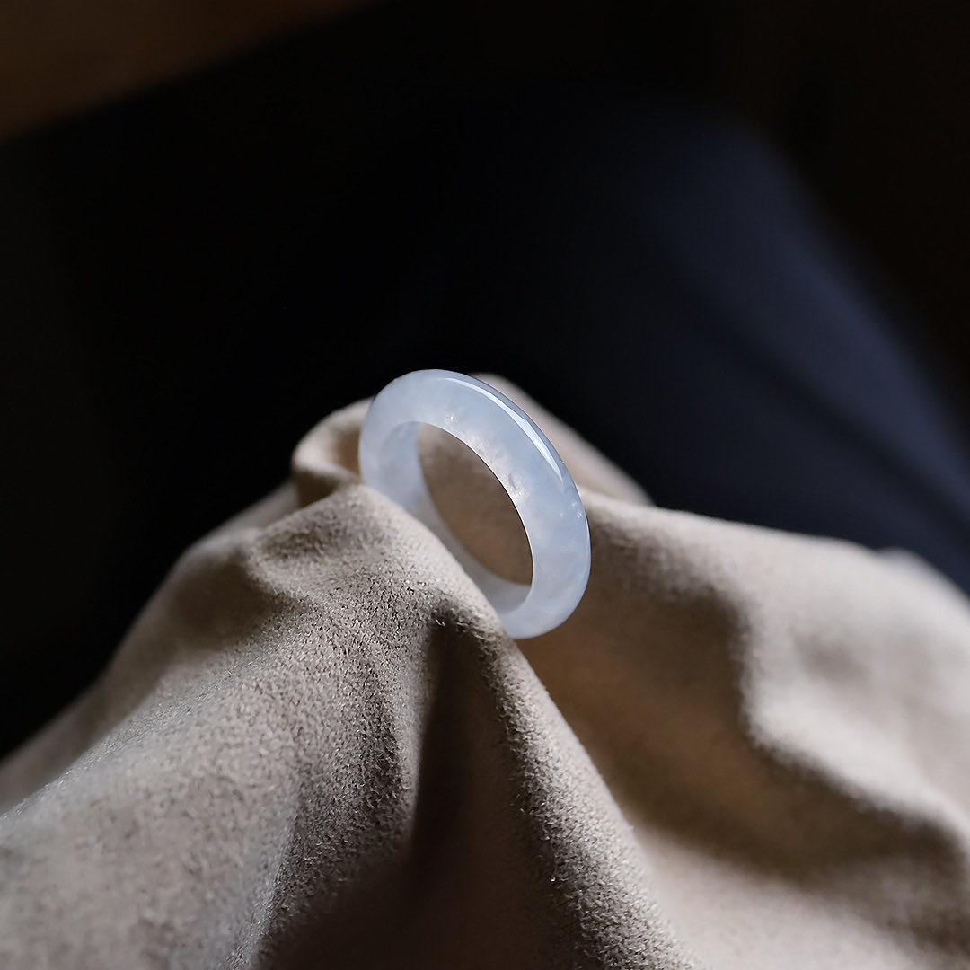 無色で透明、まさに氷のような姿✨ 肌に触れた箇所に生まれる光溜まり