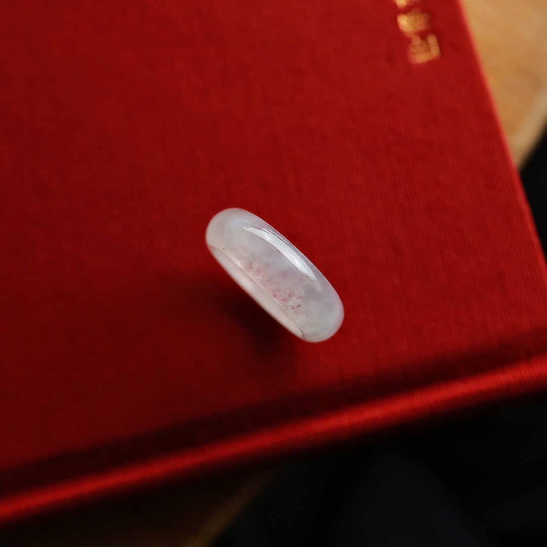 無色で透明、まさに氷のような姿✨ 肌に触れた箇所に生まれる光溜まり