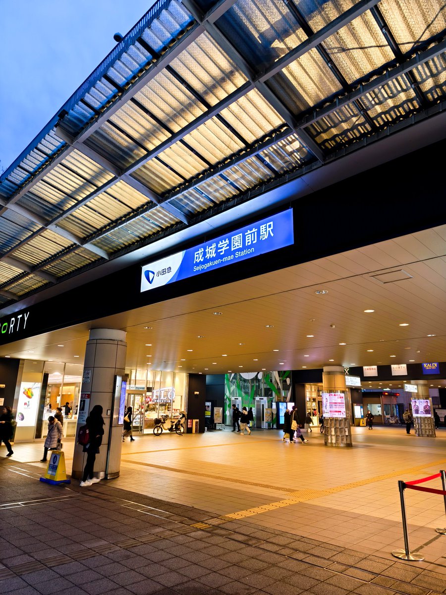 毎日いろんな場所に行ってます。
今日はこの駅から帰宅します。

この駅を使うのは人生で2度目。
1度目は、うん十年前に受験に来た時…。頭悪かったから落ちたけど😂

明日の祝日も仕事。
でも明後日は代休だから嬉しい🍀