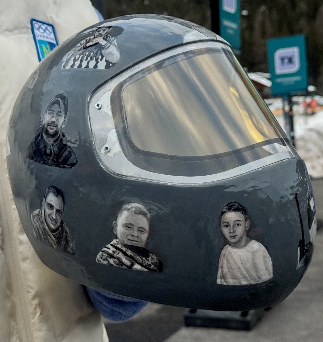 Чешский хоккеист и олимпийский чемпион Доминик Гашек прокомментировал решение МОК, запретившего украинскому скелетонисту Владиславу Гераскевичу выступать в шлеме с фотографиями украинских спортсменов, погибших на войне.

"МОК запретил украинскому скелетонисту Гераскевичу