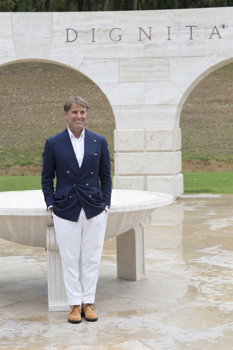 Sfuriate, bestemmie, divieto di saluto, dipendenti donne incaricate di preparargli i pasti, ossessione per l’estetica, assenza di sindacati, zero flessibilità, orari e giorni di lavoro che non corrispondono sempre e per tutti a quelli pubblicizzati dal fondatore. Ho raccolto un