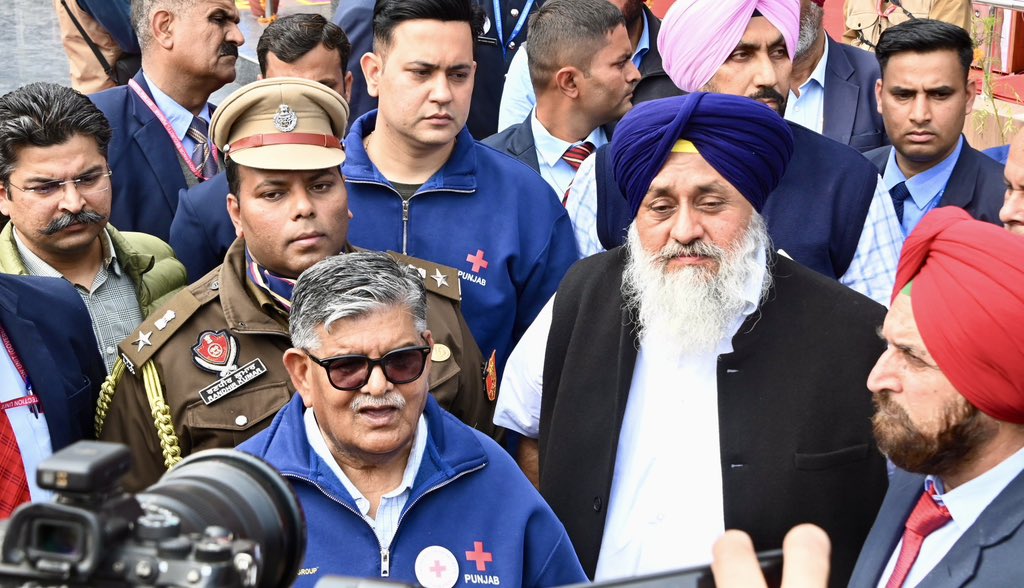 officeofssbadal's tweet photo. It was an honour to join Hon’ble Governor of Punjab Sh. Gulab Chand Kataria ji in Ferozepur for the inspiring “Drug Free - Vibrant Punjab” campaign.
▪️Unlike the previous Congress and current @AamAadmiParty govts, which offered only lip service, Governor Sahab is leading by example— travelling village to village, city to city, with true commitment.
▪️Shiromani Akali Dal fully supports this mission and pledges maximum contribution.
▪️To the people of Punjab: Once @Akali_Dal_ forms the government in 2027, we promise to completely eradicate drugs and gangsters.