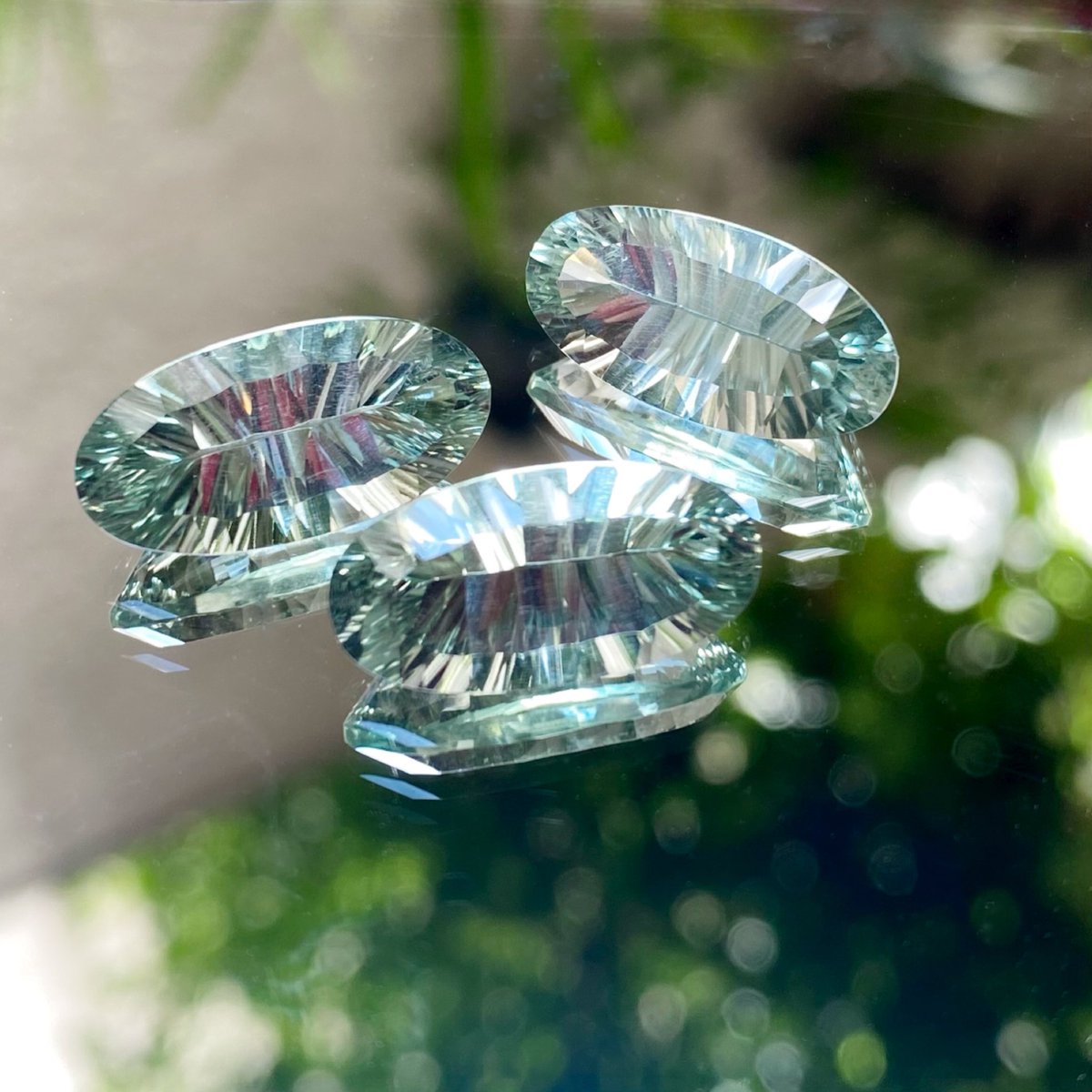 コンケーブカットで通常より強いきらめきを持つ、淡いグリーン