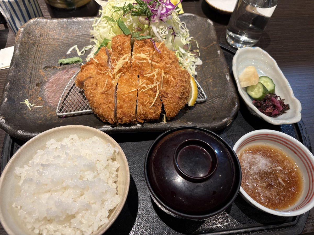 小田急線の柿生にあるとんかつとん鈴！
やっぱり頼むのは1番高いやつ！それだけお店がチカラいれてるからね。
あと青森県にんにくと、メンチカツオーダー。
1974年からあるだけあってうまいよね。
ヒレカツとロースカツ頼んだけど、やっぱりロースカツが最高。

#トンカツ #とん鈴 #小田急グルメ