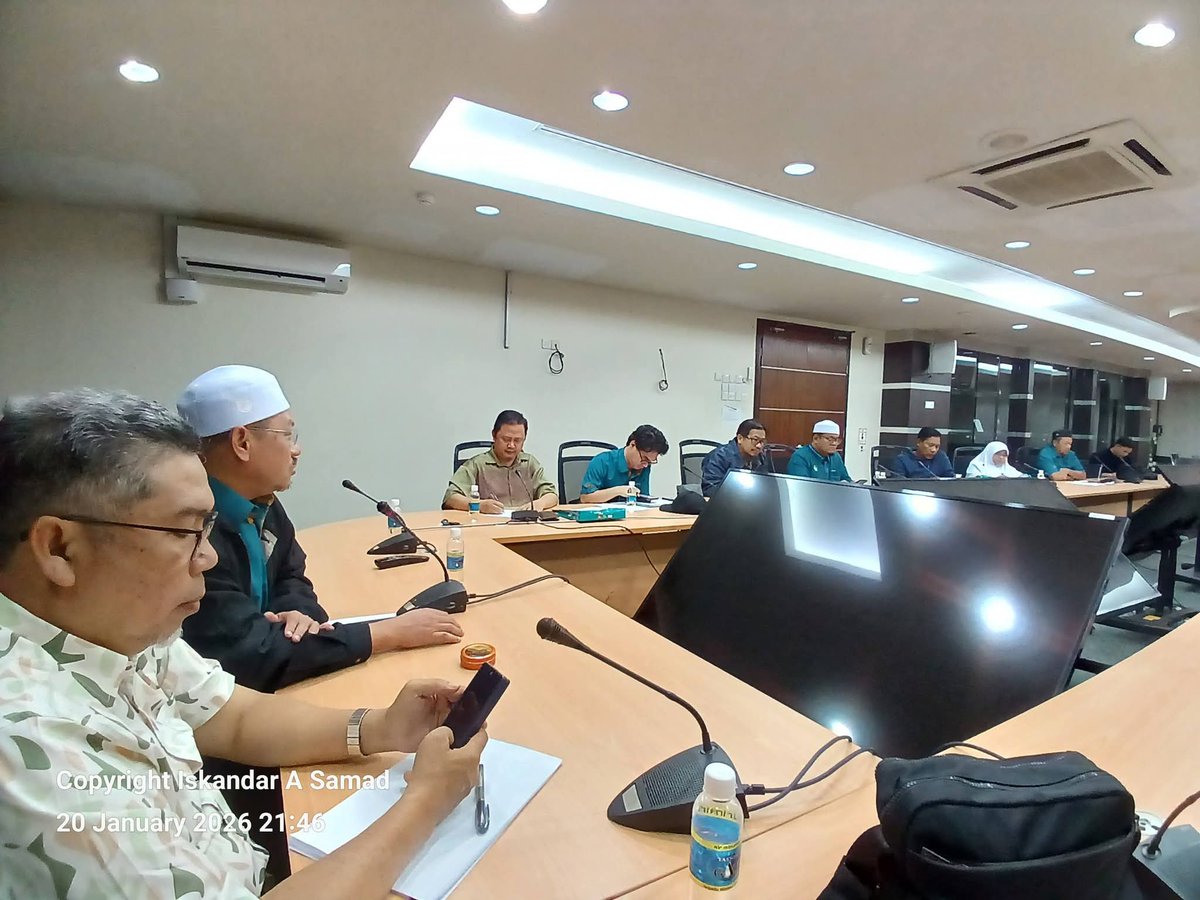 Pada 20 Jan lps saya telah hadir mesyuarat Lajnah Pembangunan Tanah &amp; Wilayah PAS Pusat yg dipengerusikan YB Dato' Ahmad Amzad Hashim. Turut hadir wakil2 negeri serta YB Haji Bakri Jamaluddin (Tangga Batu) dan mantan Timbalan Menteri Perumahan, YB Dato' Dr Ismail Mutalib (Maran).