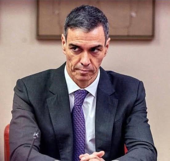 pepeluspain's tweet photo. ..ESTE  "PÁJARO", ADEMÁS DE LLEVAR ESCOLTAS EN LOS DESPLAZAMIENTOS, TAMBIÉN LLEVA, "EXTRAS" QUE LE APLAUDAN, "NO ES BROMA".. https://t.co/KSBcQDSnjg