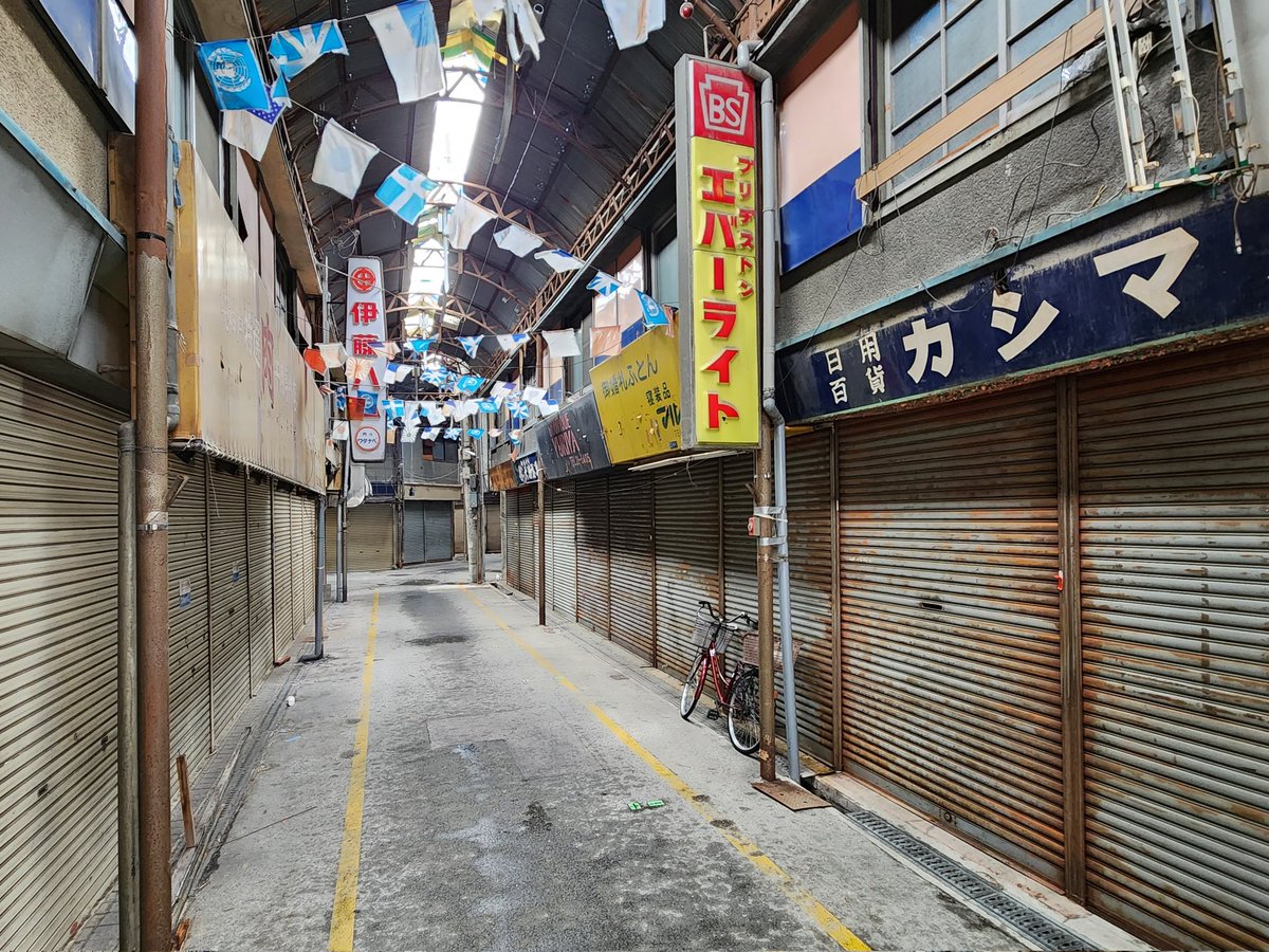営業している店舗は1件もなく
万国旗だけが揺れる凄まじい商店街だ…
