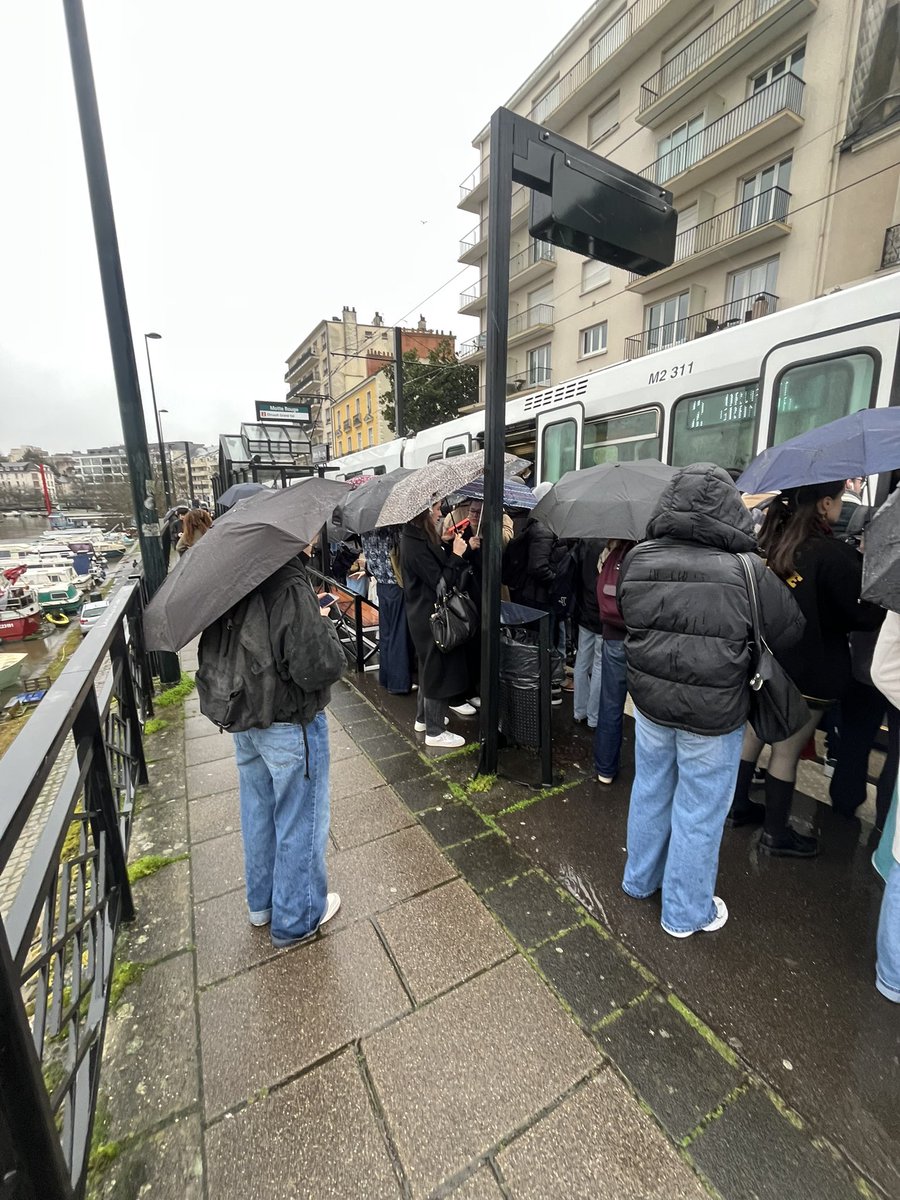 pov : ta rame est évacuée parce que <a href="/JRolland_Nantes/">Johanna Rolland</a> a pas compris qu’il y avait toujours des usagers dans les trams à 9h30 (resultat surcharge impossible de redémarrer)