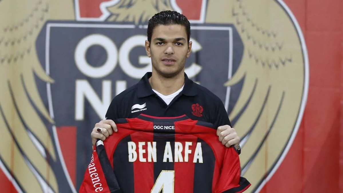 L1InsiderBRL's tweet image. 🚨 CURIOSIDADES sobre a carreira de Hatem Ben Arfa:

- Reconhecido desde muito cedo em Lyon, ele foi abordado por duas garotas no McDonald’s e respondeu: “Desculpa, Hatem é meu irmão gêmeo. Eu me chamo Sofiane.”

- Um dia, Juninho Pernambucano pediu para que ele ajudar a recolher…