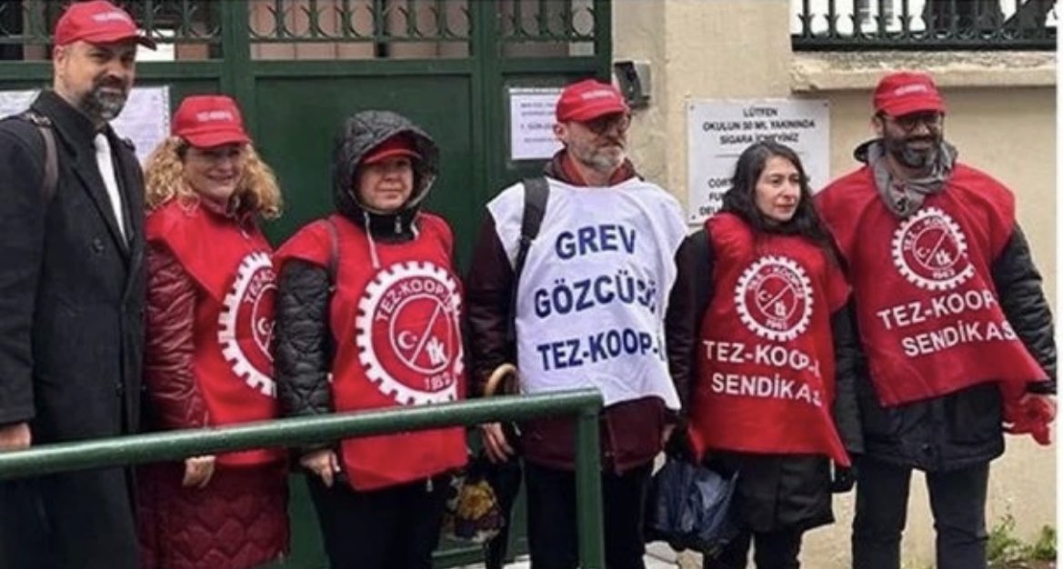 İstanbul’daki İtalyan Lisesi’nde Tez Koop-İş üyesi öğretmenlerin grevi bugün 6’ıncı gününde. 
İtalyan meslektaşları ile aralarında en az 5-6 kat ücret farkı olan Türk öğretmenler “eşit işe eşit ücret” talep ediyor.
#LICEOITALIANOIMI