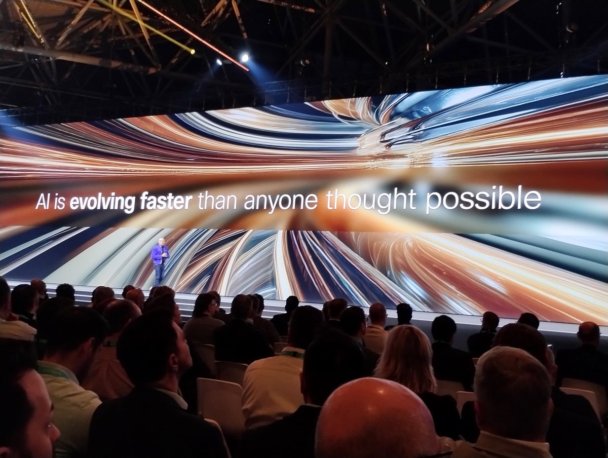 andynash99's tweet photo. Cisco president Jeetu Patel tells us that AI is evolving faster than anyone though possible #CiscoInsider #CiscoLiveEMEA #CiscoCX @CiscoInsider https://t.co/2vX1tHlWCP
