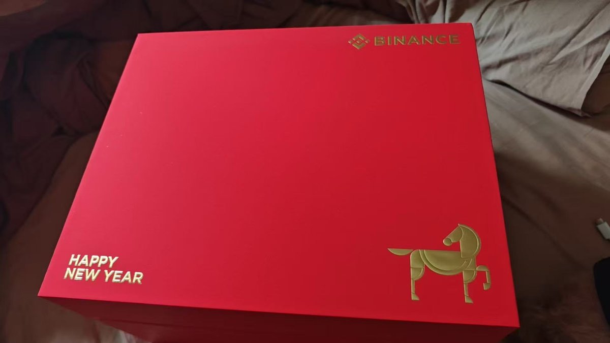 longyueting's tweet photo. 收到了币安发来的马年礼盒，这个精致感我是真喜欢！非常感谢感谢！唯一有一丢丢遗憾的是作为四川人，我好希望有一副麻将😭😭，马年用币安麻将享币安人生😭😭最后感谢币安@binancezh 感谢一姐@heyibinance 感谢小元姐@xiaoyuanbinance  #Binance https://t.co/OKHcMAwja6